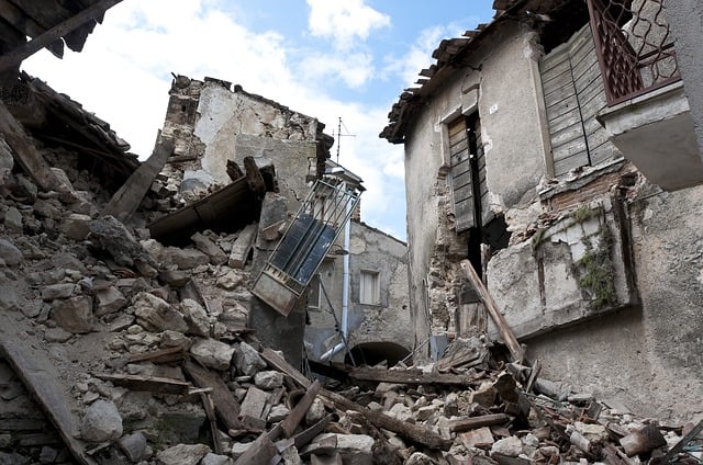 how do earthquake affect human life